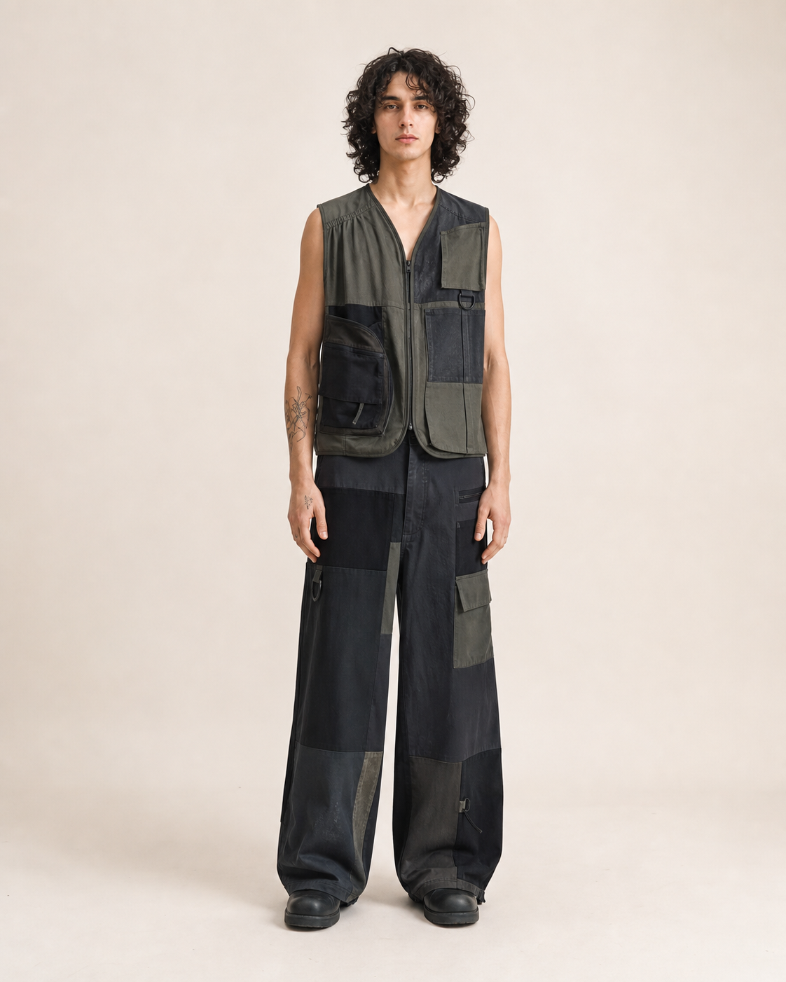Modelo com Conjunto Fragment utilitário de recortes e calça ampla