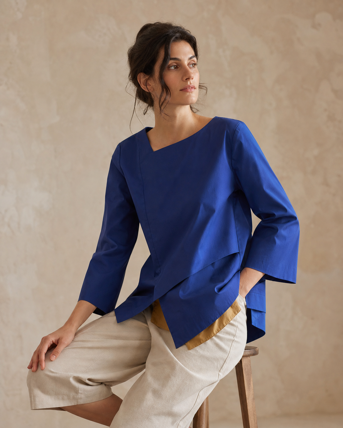 Modelo com Interval Top azul-cobalto de decote e barra assimétricos